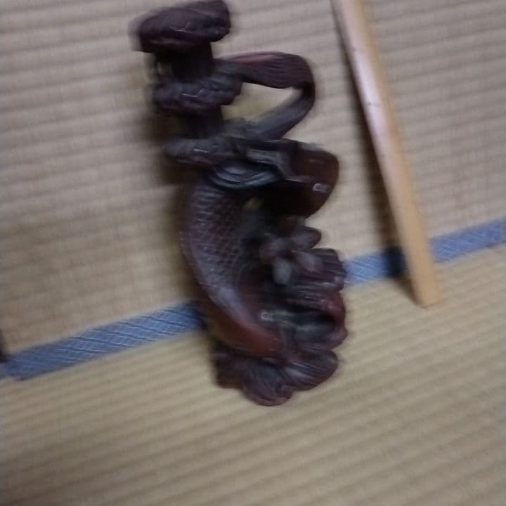 木製の置き物です。鯉の登りが彫り込まれています。ご先祖さまが旅をした時の