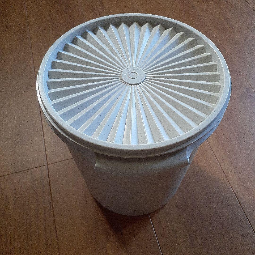 タッパーウェア　Tupperware 　グレー　円形　蓋付き　保存容器