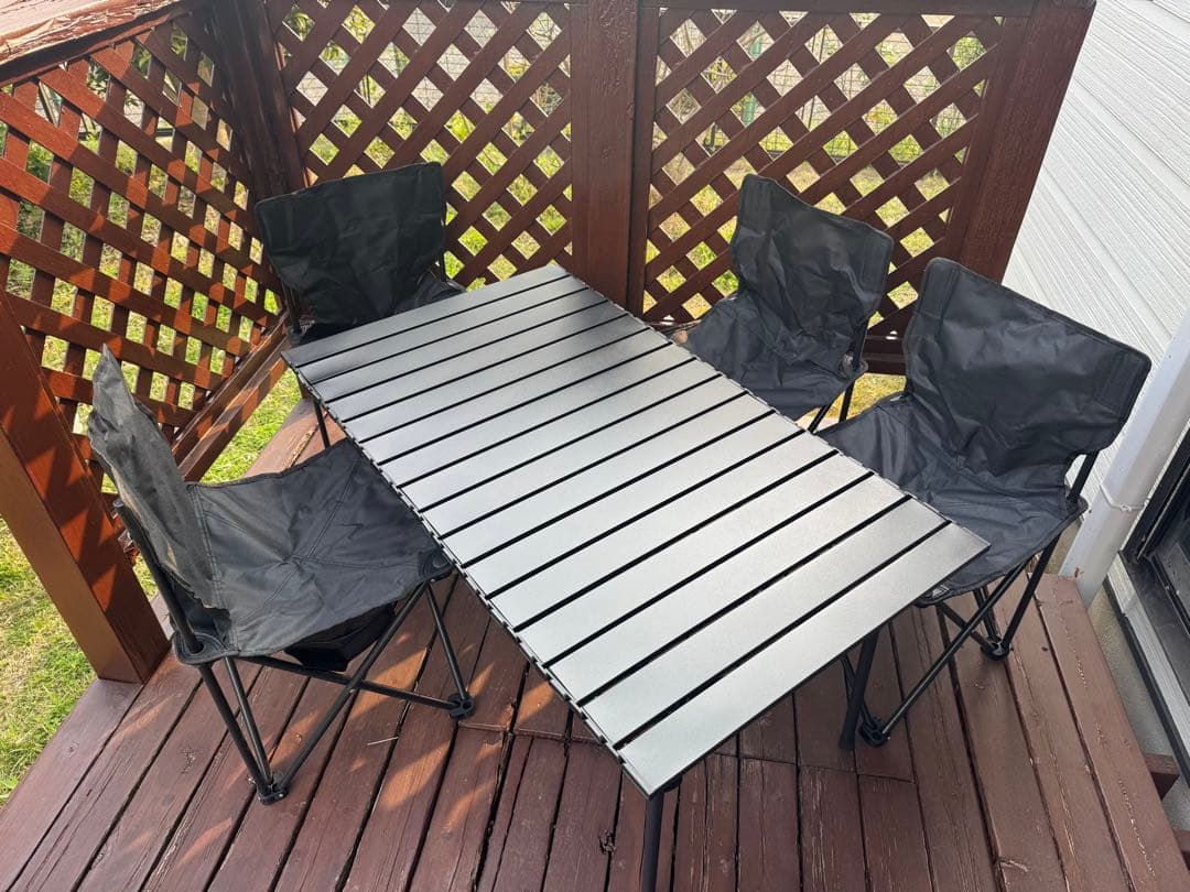 キャンプやBBQに最適！アルミ製テーブルと4脚チェアセット