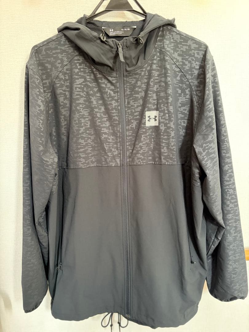 【美品】アンダーアーマー Under Armour ウィンドブレーカー迷彩柄