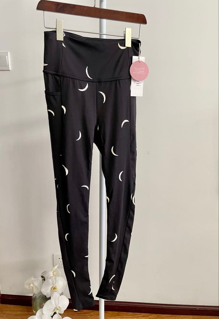 エミヨガ新品紙タグ付⭐️2点セットMOON柄レギンス&サスティナレッチプルオーバー