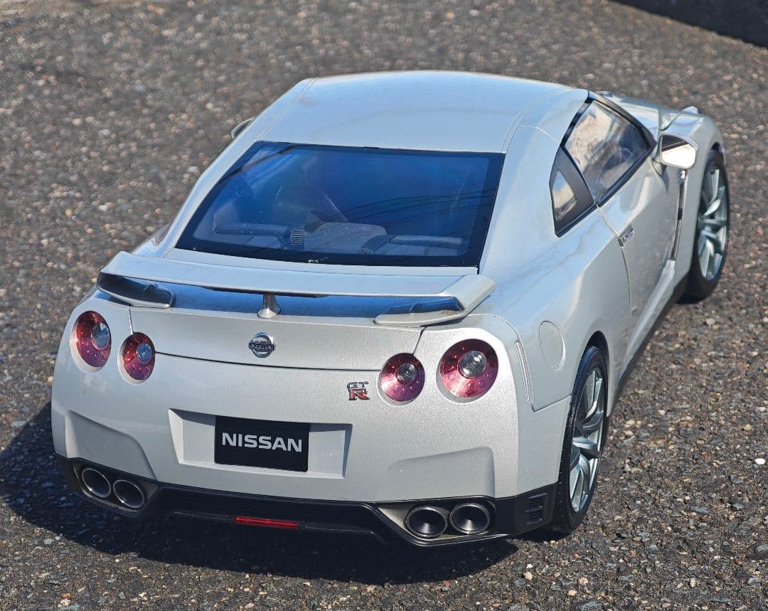 イーグルモス Nissan GT-R 35 1/8スケール シルバー完成品