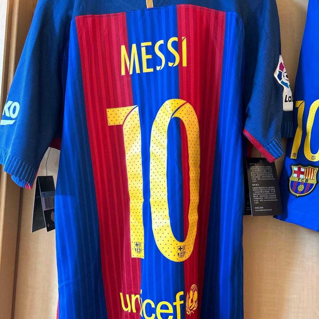 メッシバルセロナスペイン公式ショップで購入しましたソックスもあります