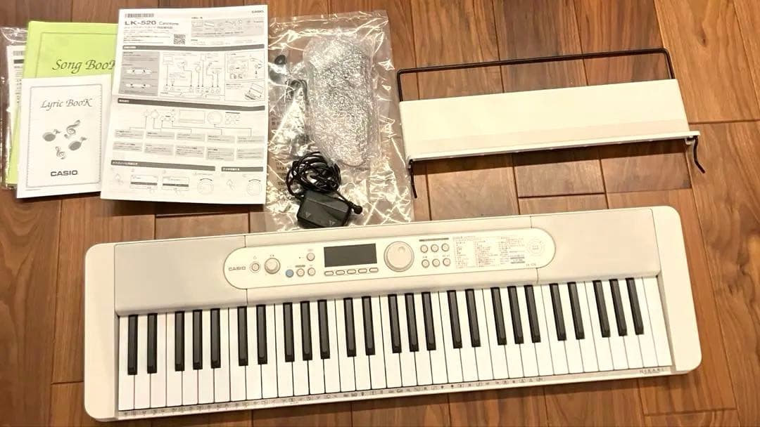 CASIO LK520 光ナビゲーションキーボード　電子ピアノ 61鍵 ホワイト