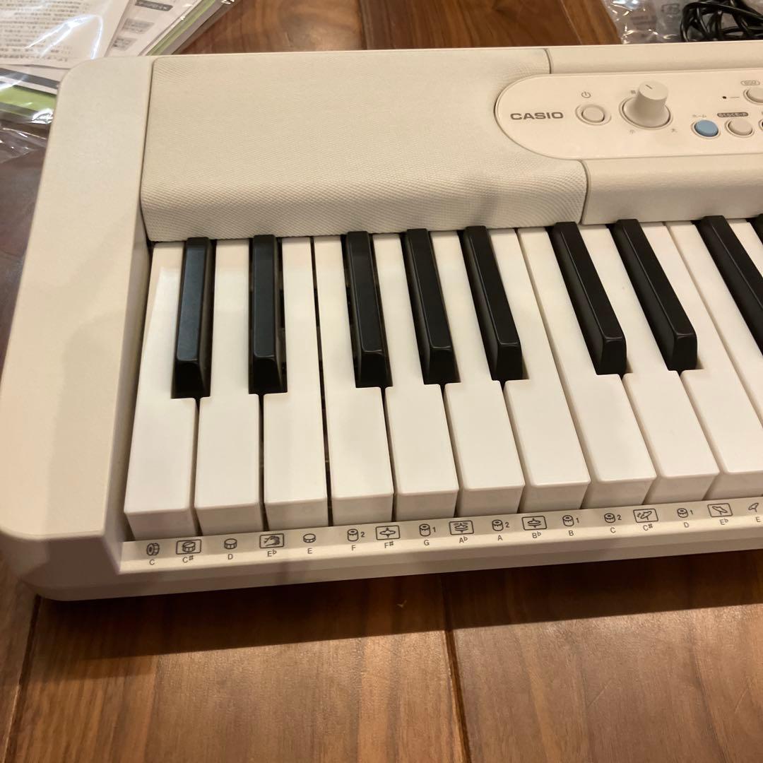 CASIO LK520 光ナビゲーションキーボード　電子ピアノ 61鍵 ホワイト