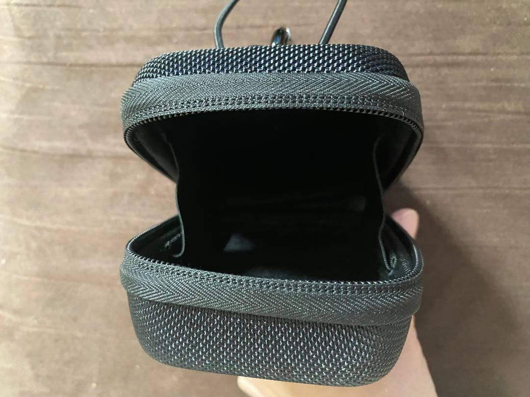 レーザー距離計ケースとUSBケーブル