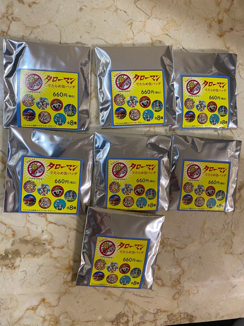タローマン　でたらめ缶バッヂ7種(あと1つ)