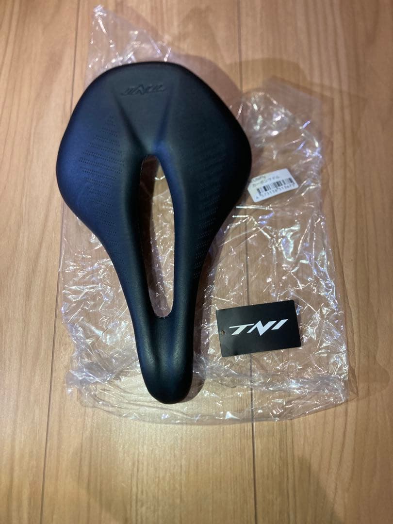 新品未使用　TNI LiteFly カーボンサドル ショートノーズ
