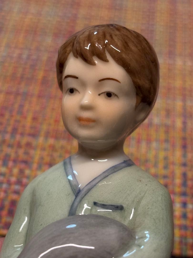   フィギュリン　少年と猫