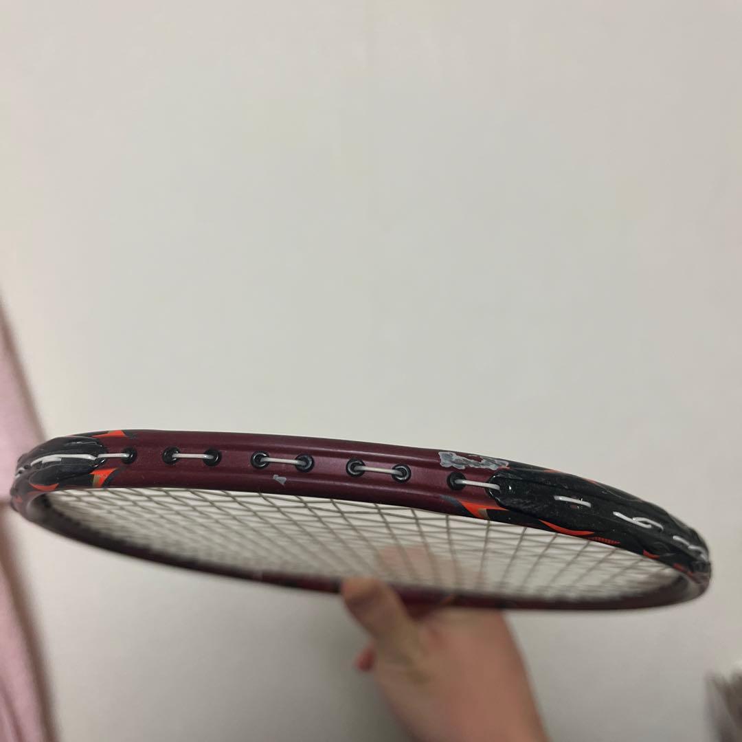 バドミントンラケット 赤紫色 オレンジグリップ
