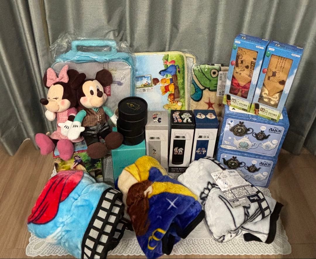 ディズニー　まとめ売り　ポット　ひざ掛け　水筒　弁当箱　フィギュア　ブラシ等