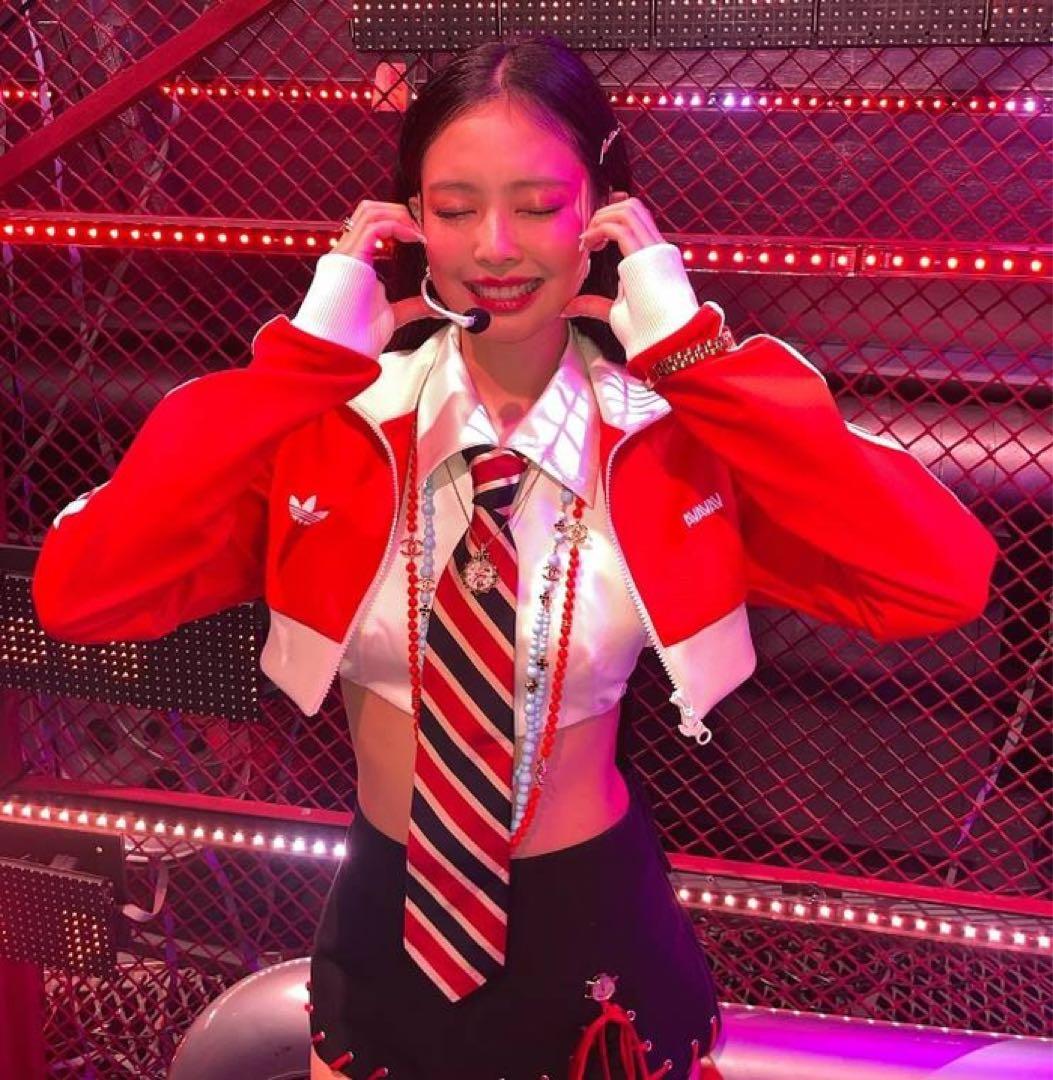 BLACKPINK ジェニ　Mantra ネクタイ　JENNIE ジェニー 公式