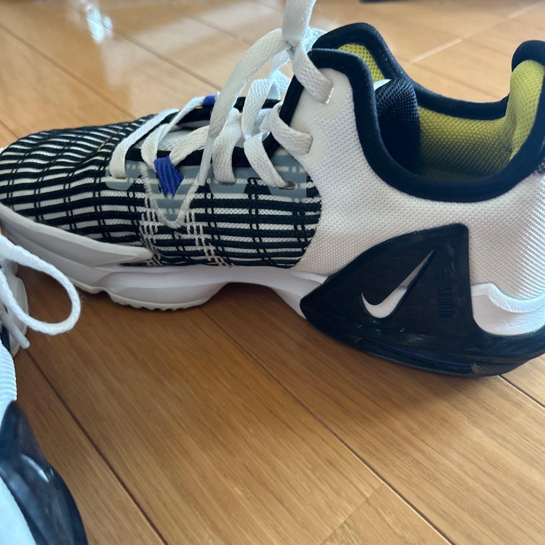 Nike バスケットボールシューズ ホワイト/ブラック/イエロー