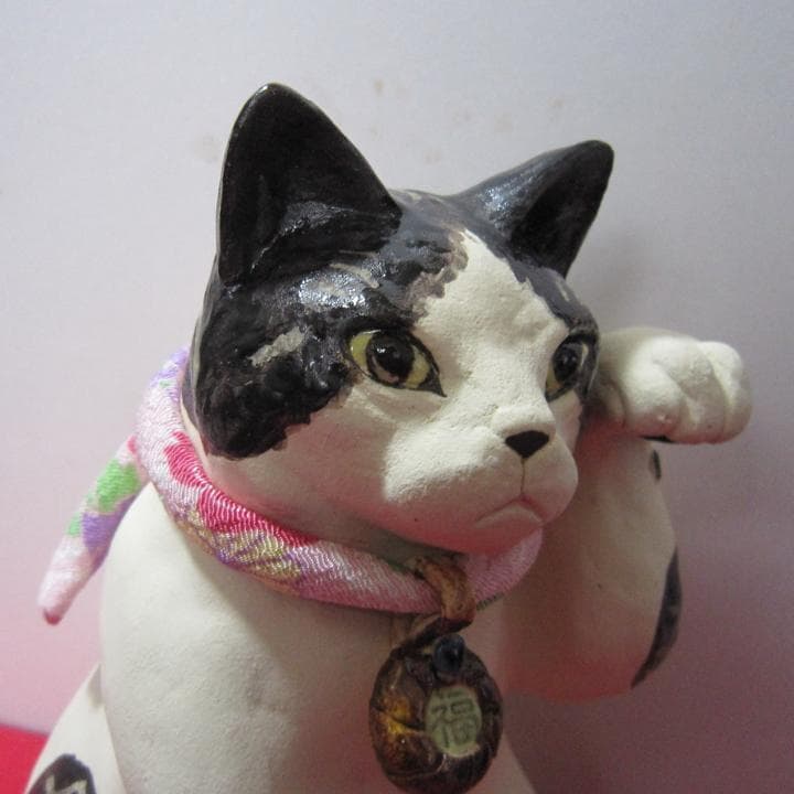 招き猫　作家　新品　白黒ハチワレ猫　青海波模様　陶器　縁起物　置物