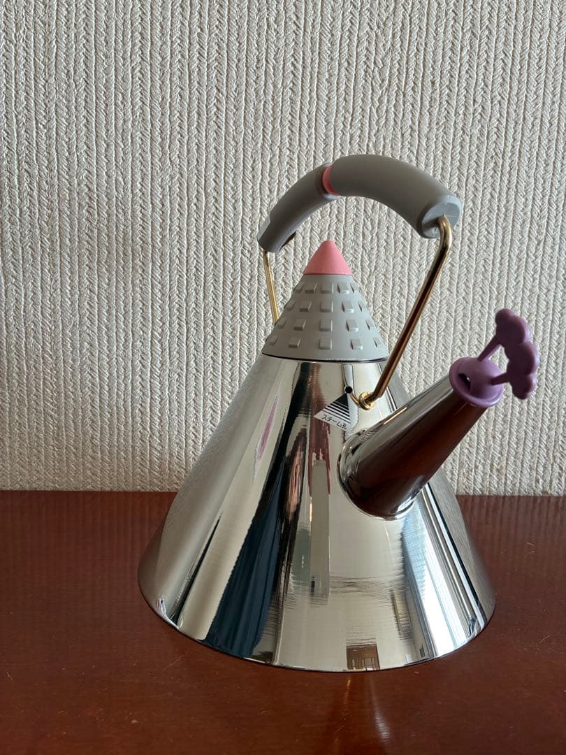 新品・未使用品　レトロでモダンなステンレス ケトル　円錐形やかん
