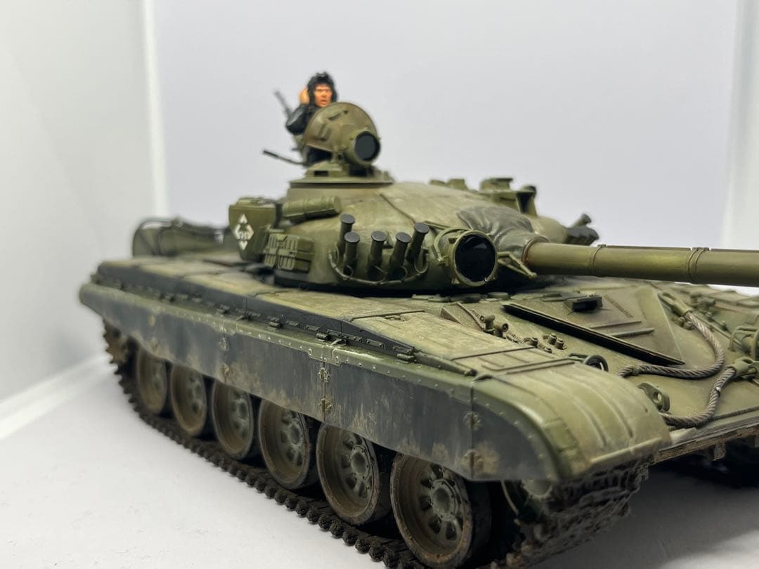 タミヤ 1/35 ロシア T-72 戦車 完成品