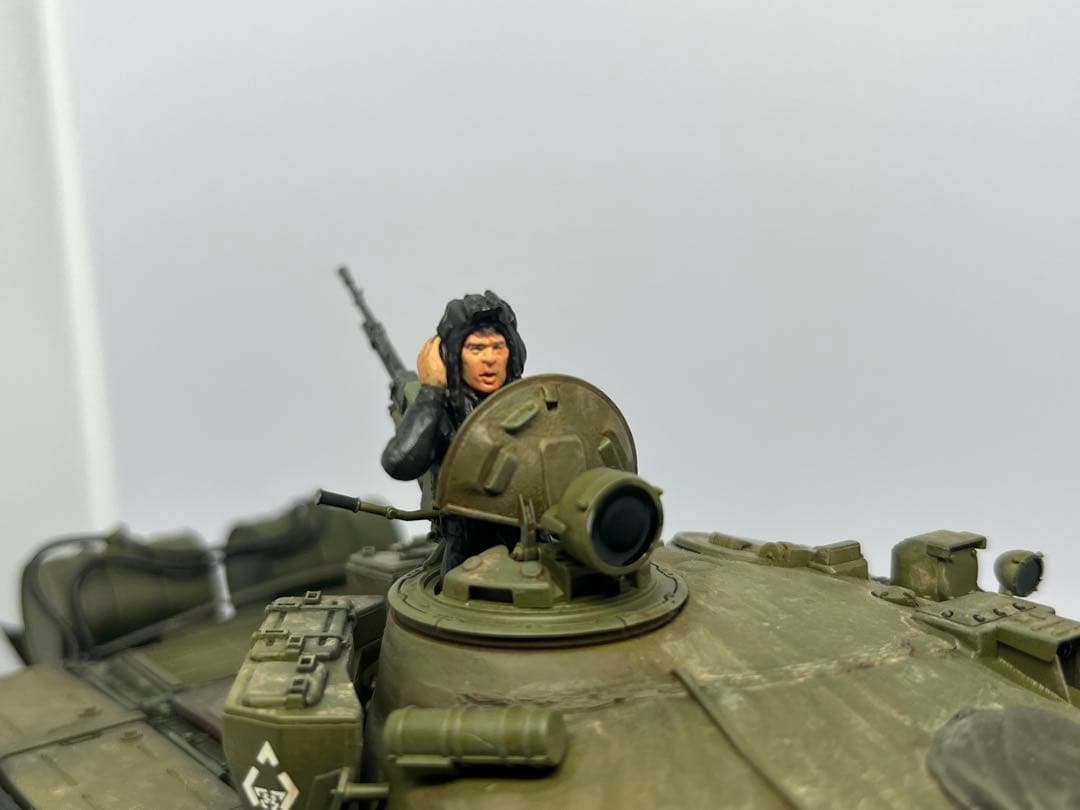 タミヤ 1/35 ロシア T-72 戦車 完成品