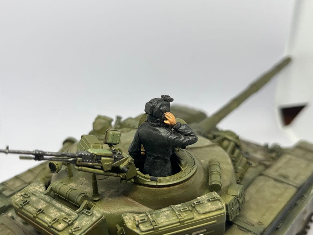 タミヤ 1/35 ロシア T-72 戦車 完成品