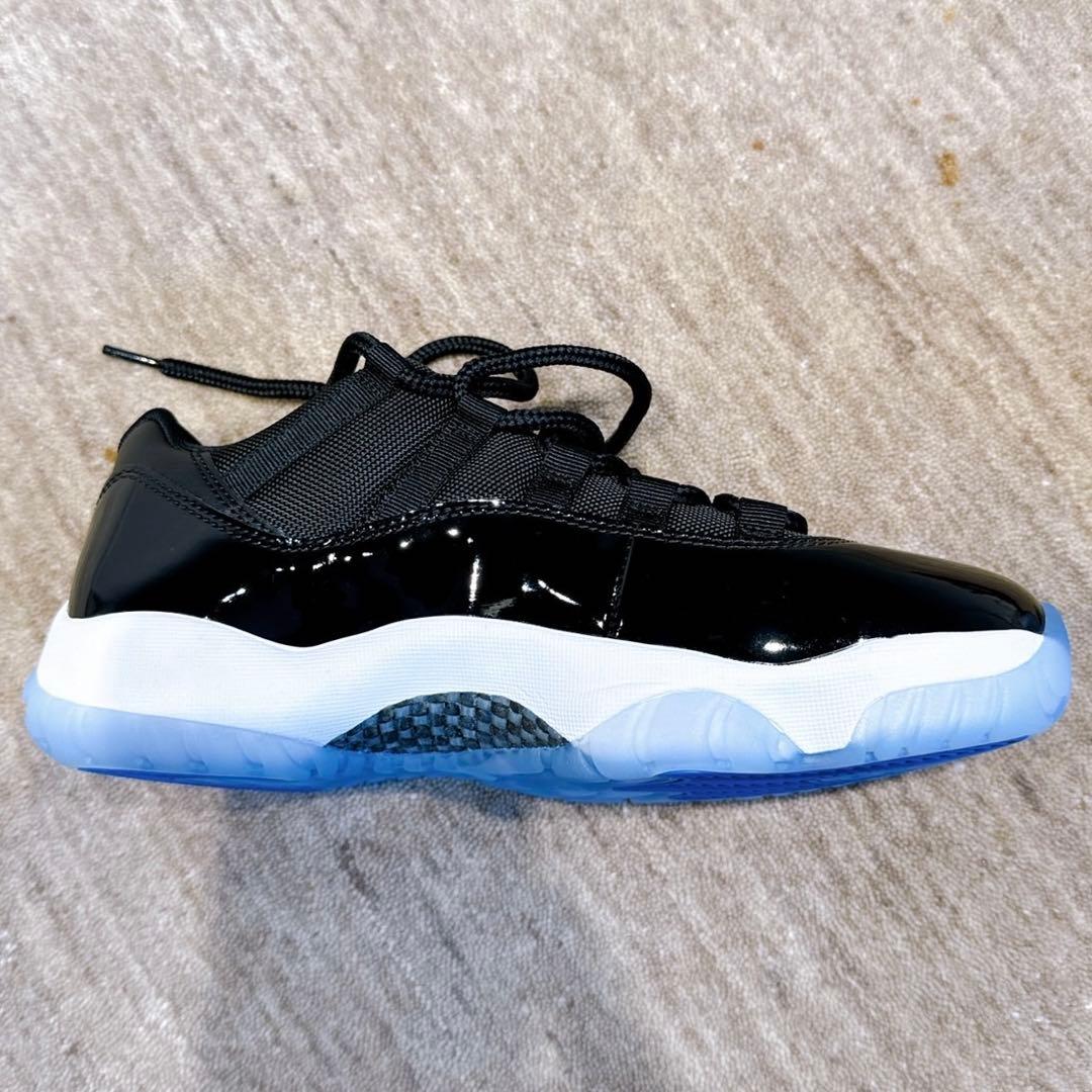 【NIKEエアジョーダン11 レトロロー】　ブラックアンドバーシティロイヤル