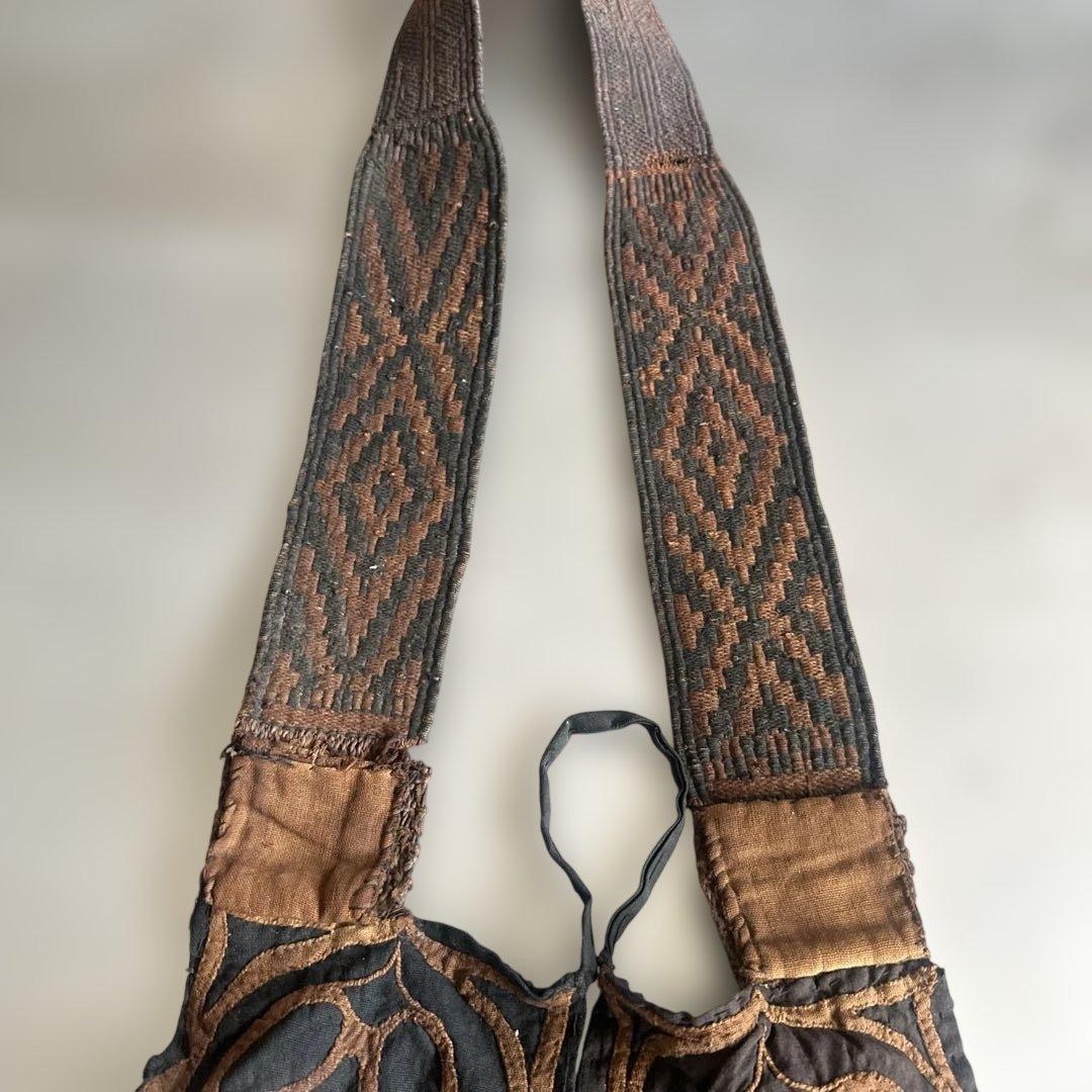 消防服と一緒に蔵から出てきたベルトのような物　伝統的な刺繍の布製ベルト