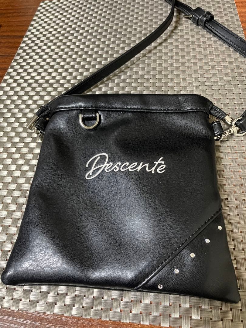 新品未使用★ DESCENTE⭐︎斜め掛けバック　携帯　ボール入れなどにも◯