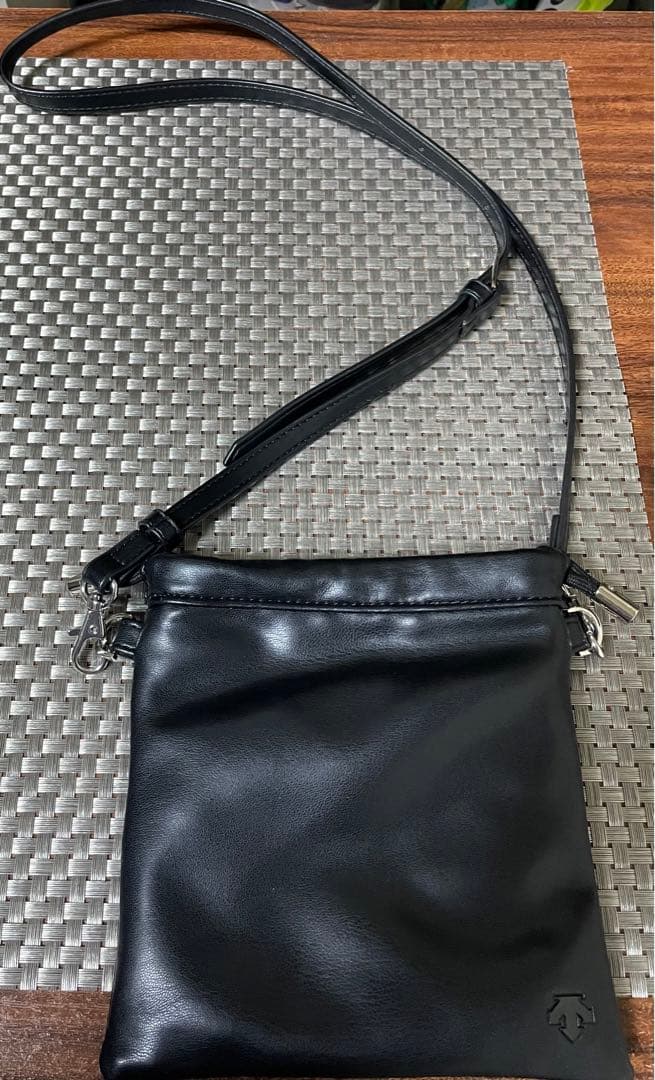 新品未使用★ DESCENTE⭐︎斜め掛けバック　携帯　ボール入れなどにも◯