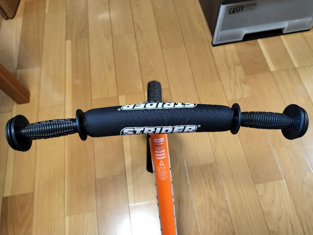 ストライダーSTRIDER スポーツ (オレンジ)とオレンジのヘルメット
