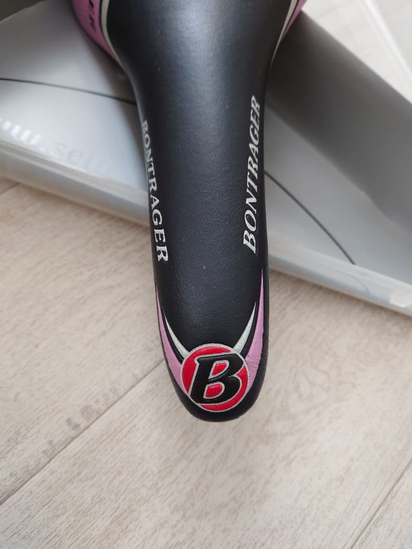 BONTRAGER　ボントレガー　サドル　ケース付　ブラック　ピンク　ホワイト