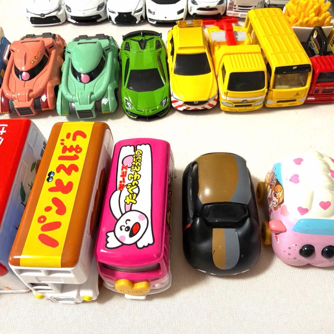トミカ69個＋ホットウィールなどおまけミニカー11個 ちいかわ、モルカー含む
