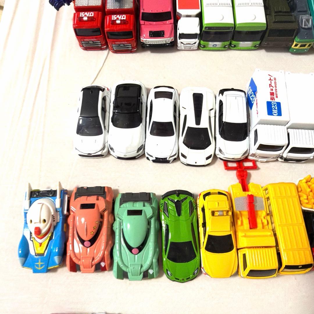 トミカ69個＋ホットウィールなどおまけミニカー11個 ちいかわ、モルカー含む