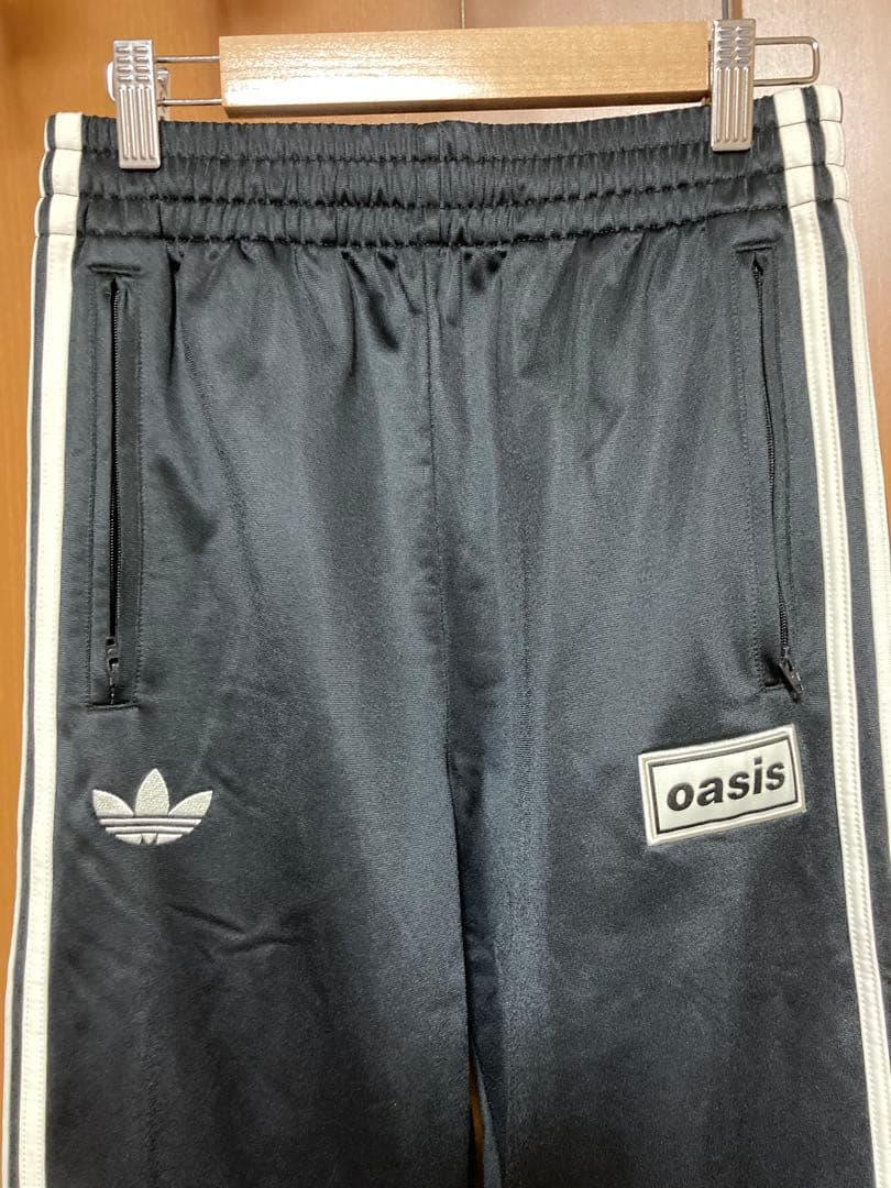 adidas oasis ジャージパンツ 黒