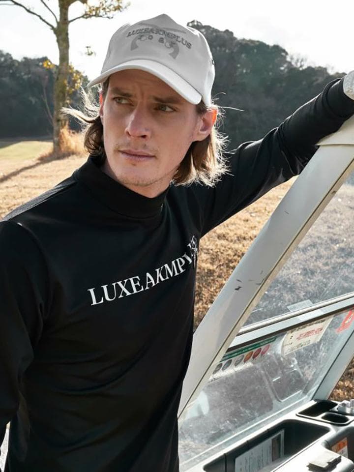LUXEAKMPLUS × roar 23AW フロントロゴモックネックTシャツ