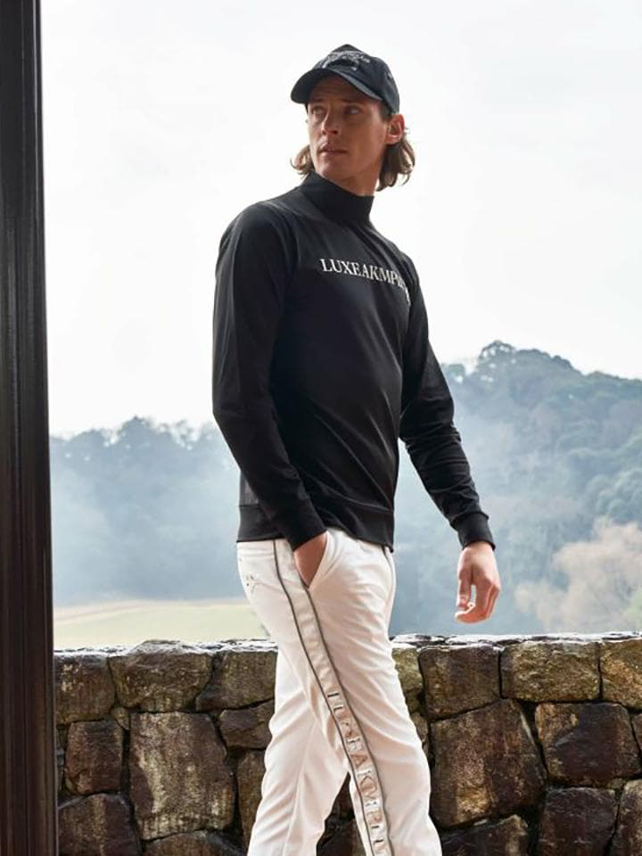 LUXEAKMPLUS × roar 23AW フロントロゴモックネックTシャツ