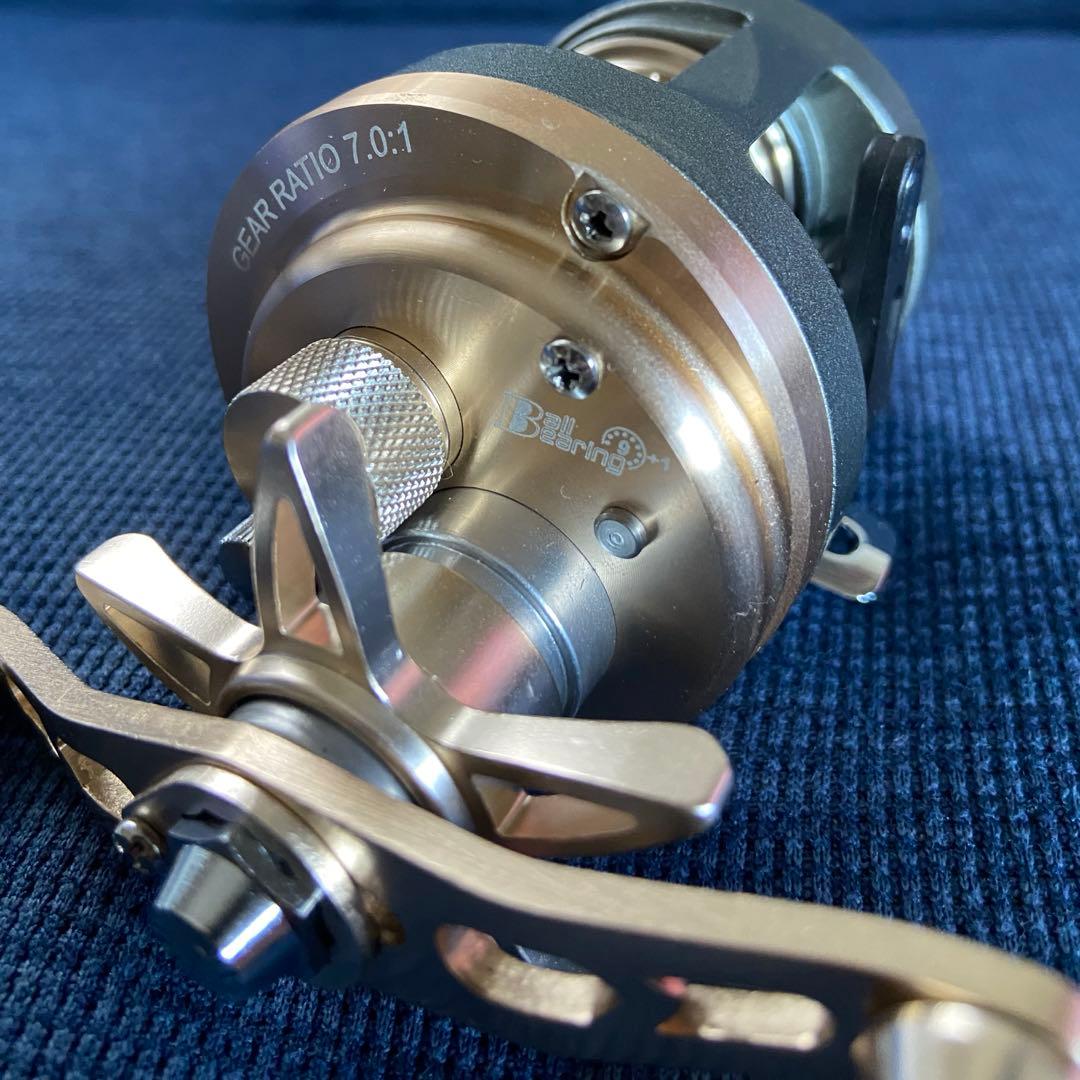 美品ゴールデンウルフJH100 SABRE ベイトリール 7.0:1 ギア比
