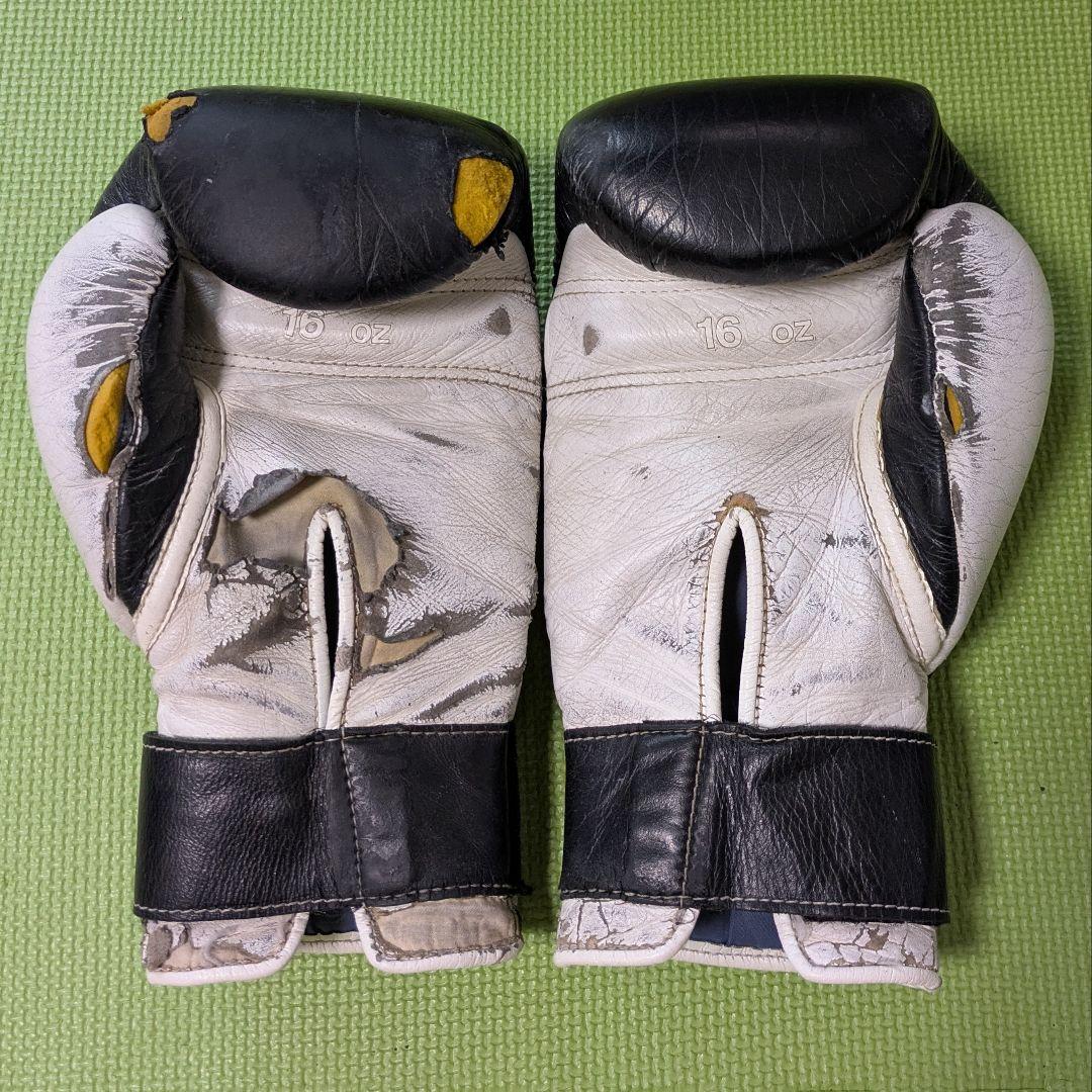 Winning ボクシンググローブ 16 oz 黒/白
