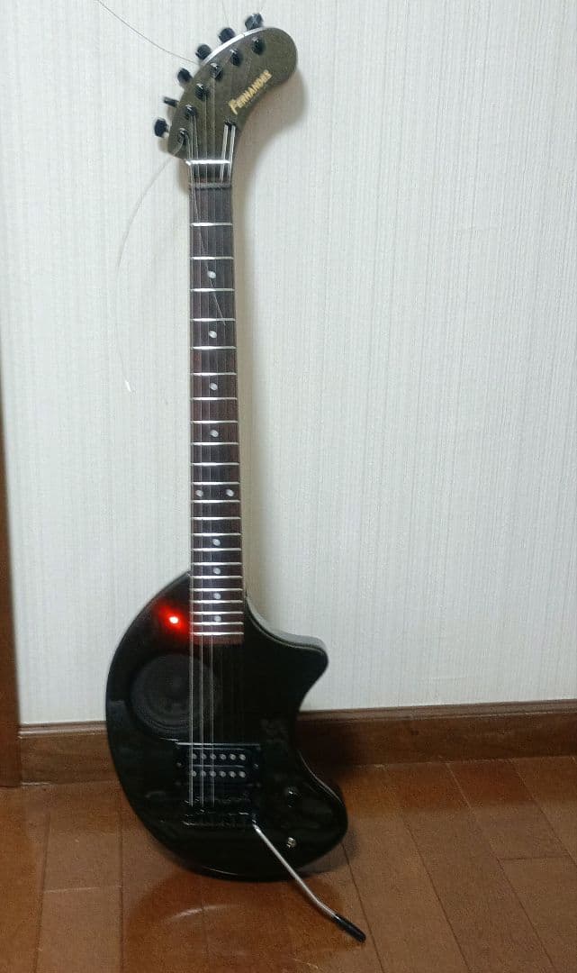 進化型FERNANDES ZO-3芸達者音色切替で目玉が赤～青色ヘッドフォン可能