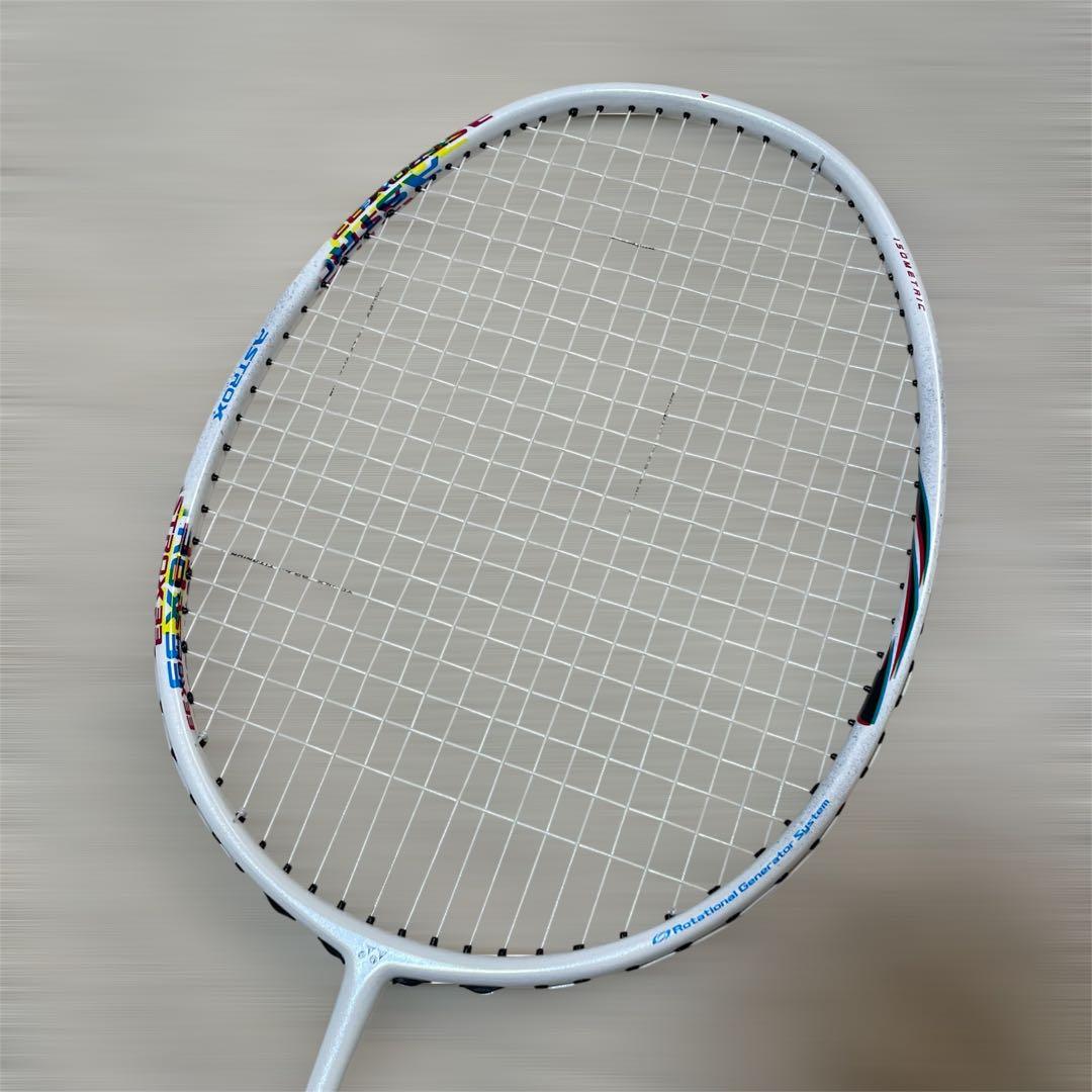 【極美品】ヨネックス バドミントンラケット アストロクス33 ASTROX33