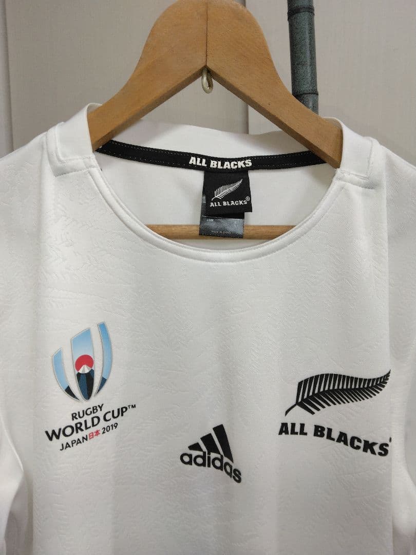 2019年ラグビーW杯のアディダス製オールブラックス白ユニフォームTシャツ