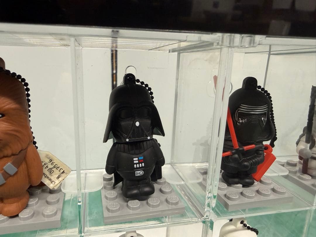 ファンの方へ ショーケース付きで USB スターウォーズ