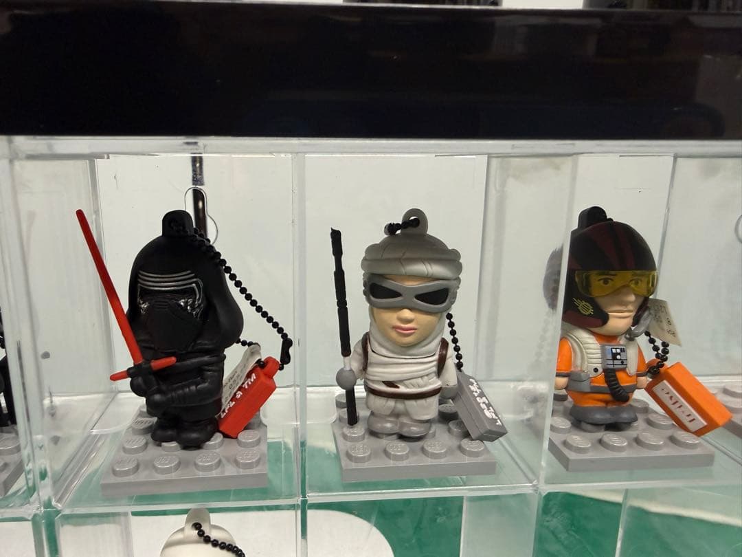 ファンの方へ ショーケース付きで USB スターウォーズ
