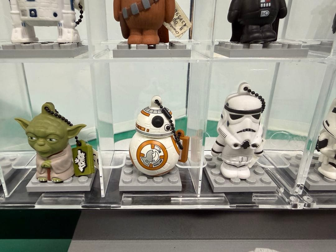 ファンの方へ ショーケース付きで USB スターウォーズ