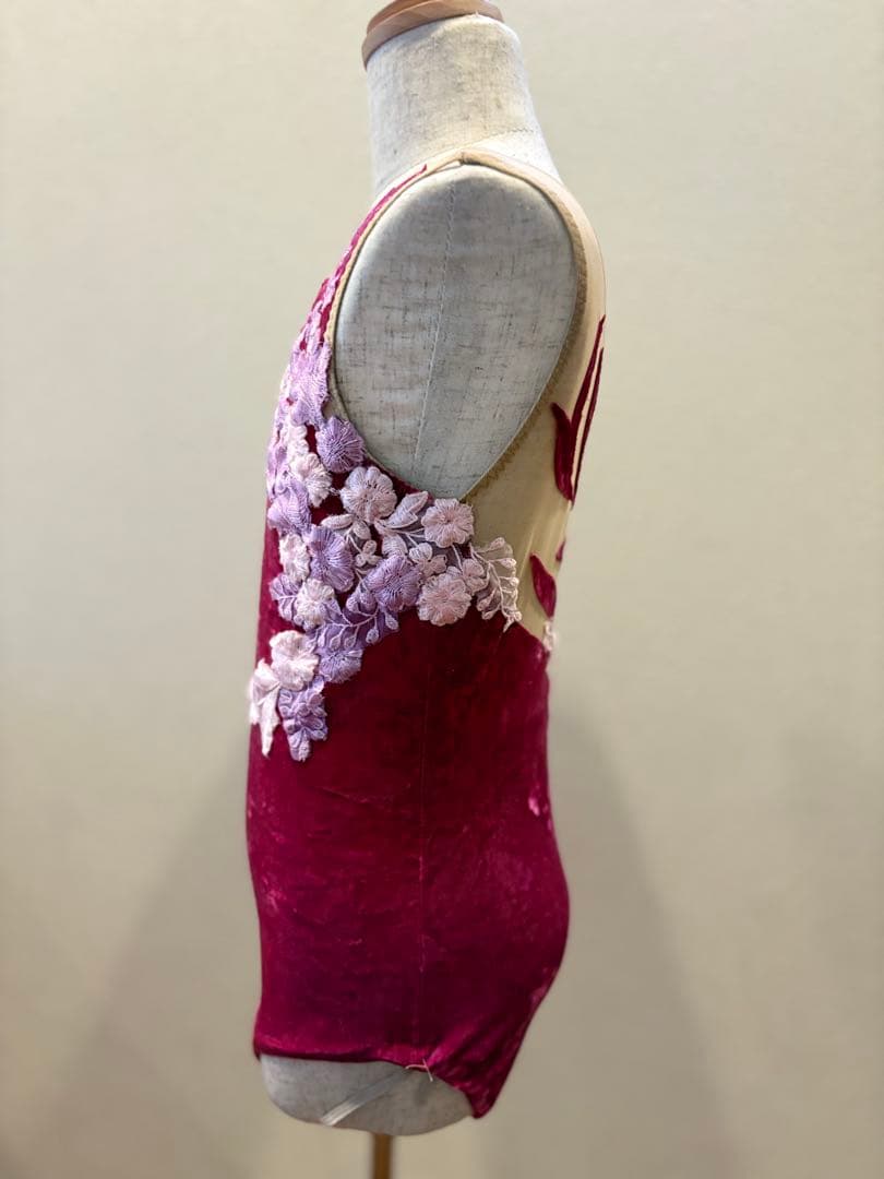 135 バトン衣装　赤紫　モチーフレース付き