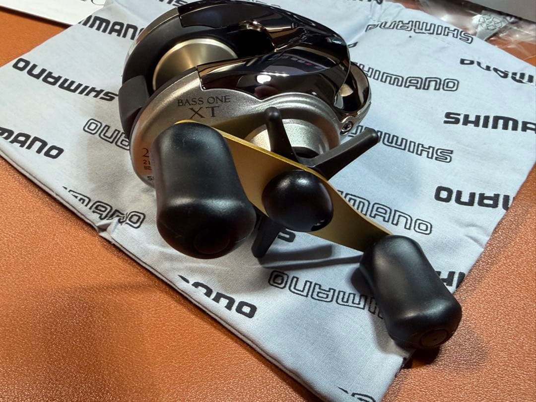 SHIMANO 04バスワンXT200　美品　箱有　ベイトリール　右巻き　メッキ