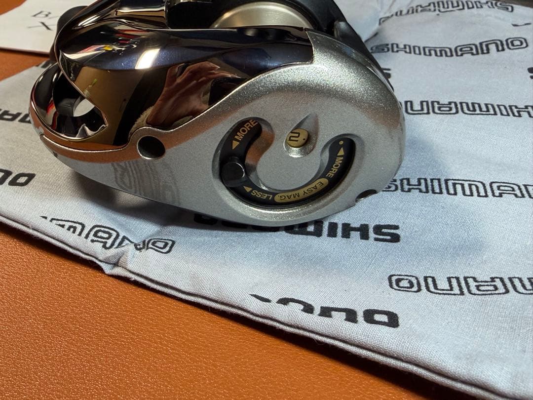 SHIMANO 04バスワンXT200　美品　箱有　ベイトリール　右巻き　メッキ