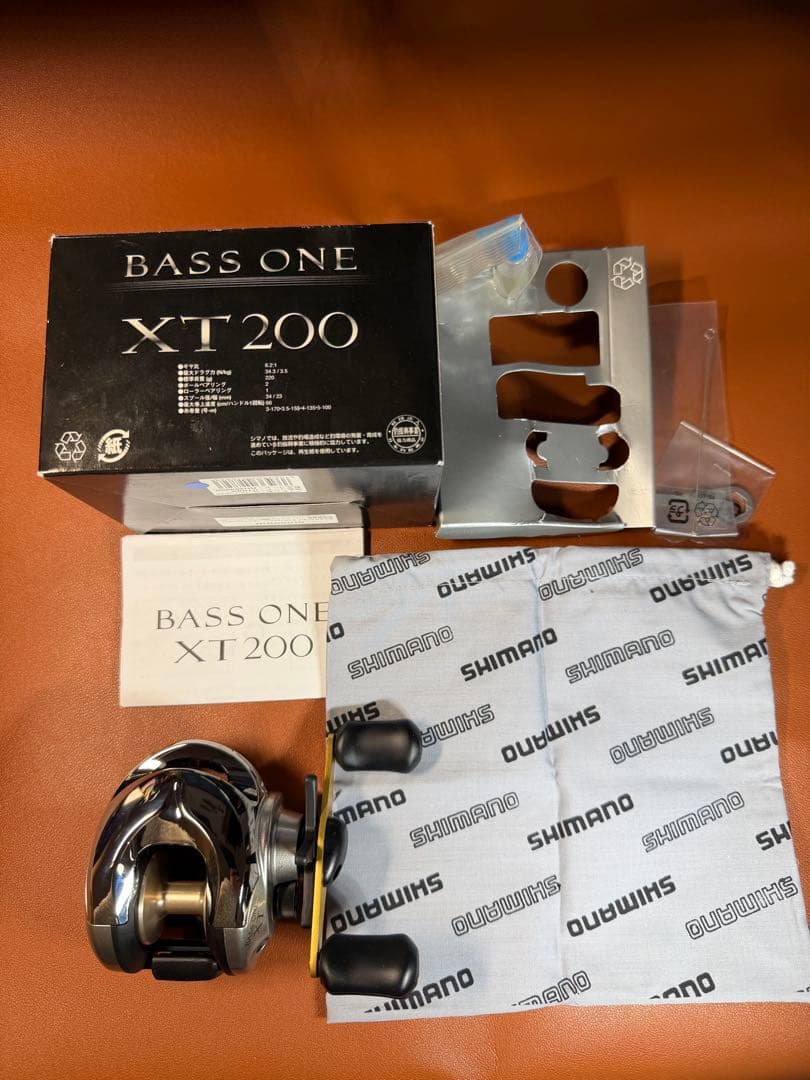 SHIMANO 04バスワンXT200　美品　箱有　ベイトリール　右巻き　メッキ