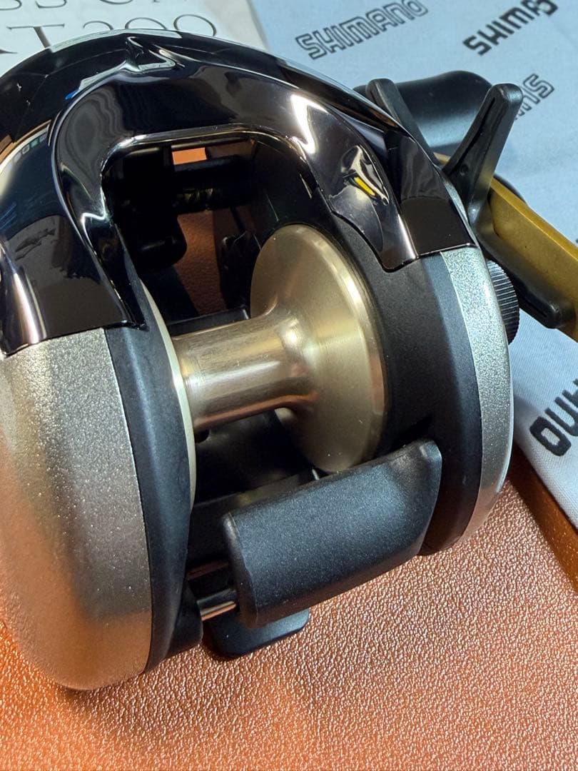 SHIMANO 04バスワンXT200　美品　箱有　ベイトリール　右巻き　メッキ