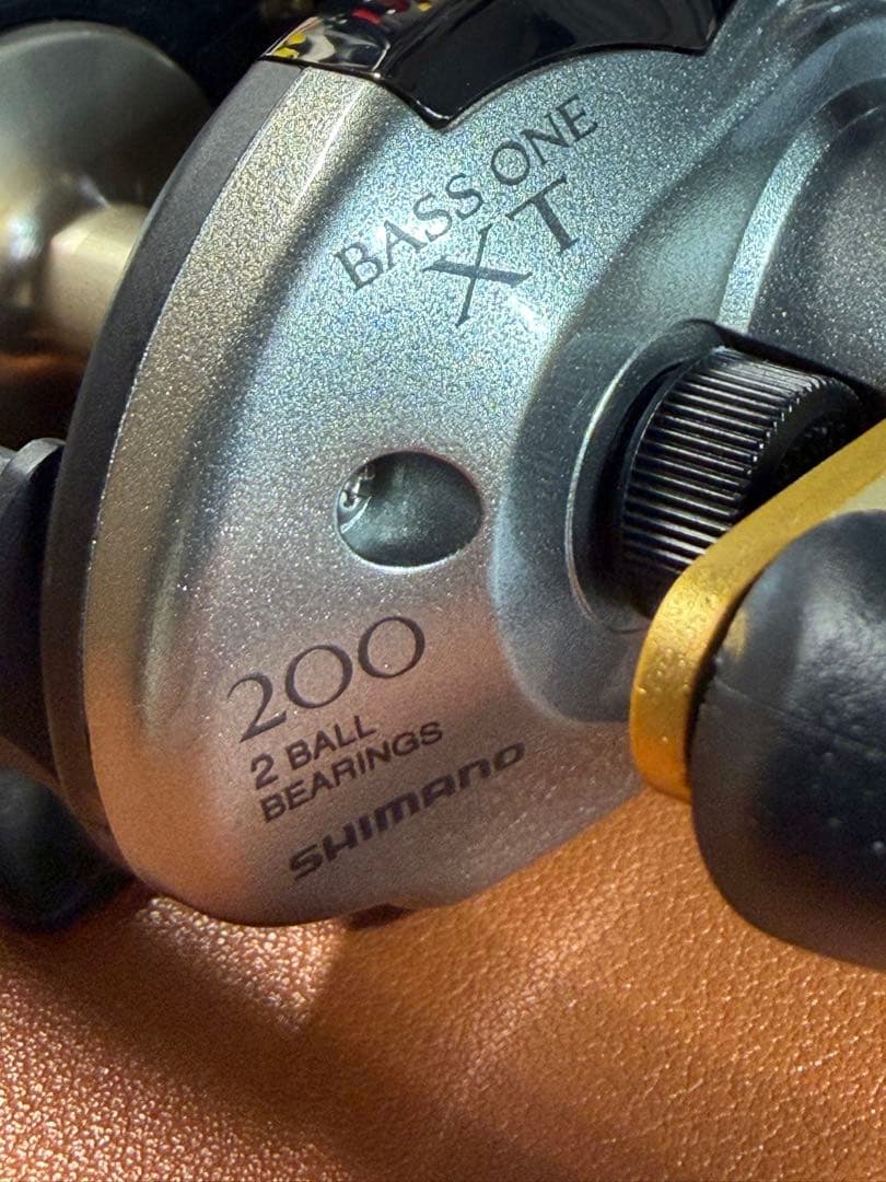 SHIMANO 04バスワンXT200　美品　箱有　ベイトリール　右巻き　メッキ