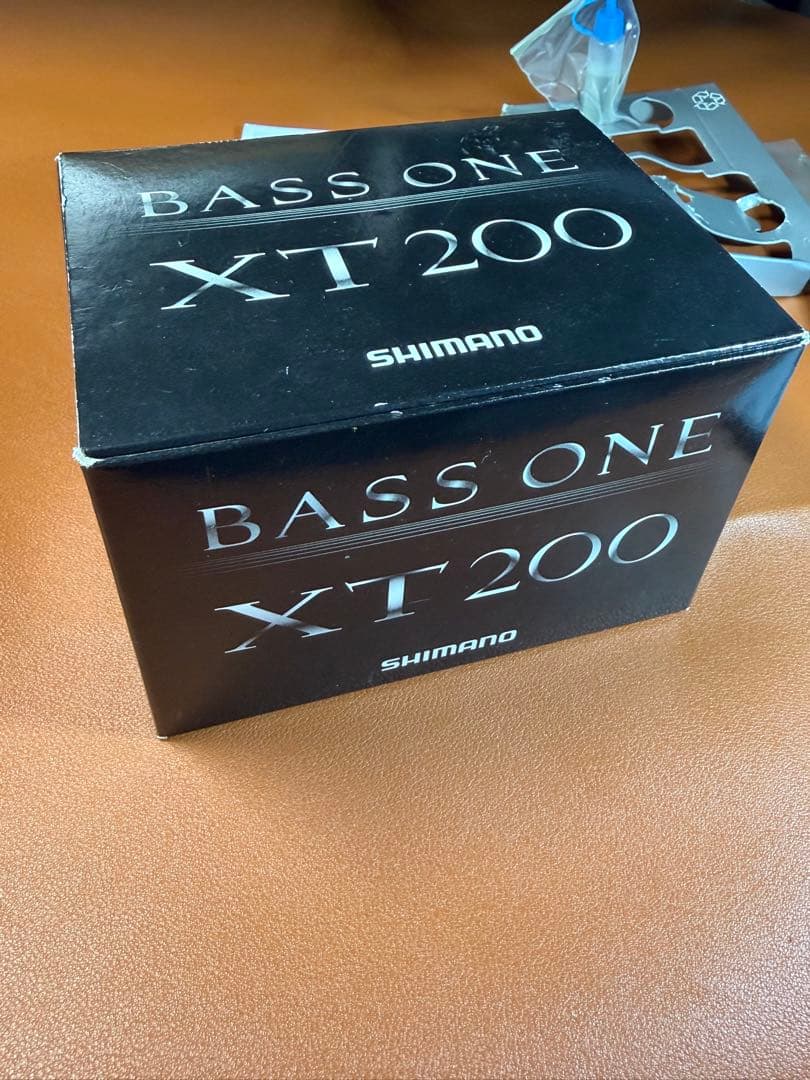 SHIMANO 04バスワンXT200　美品　箱有　ベイトリール　右巻き　メッキ
