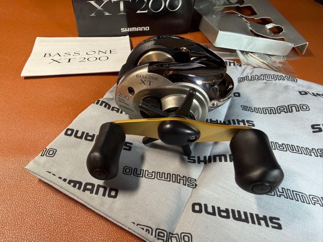 SHIMANO 04バスワンXT200　美品　箱有　ベイトリール　右巻き　メッキ