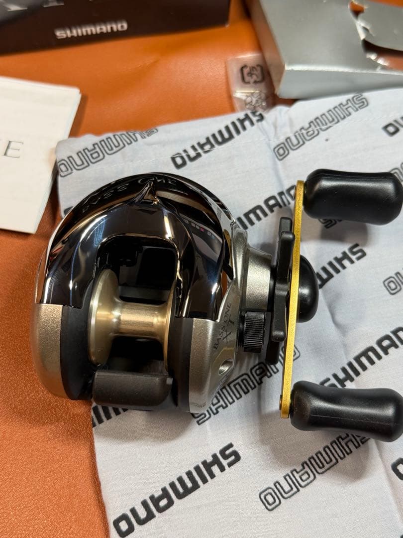 SHIMANO 04バスワンXT200　美品　箱有　ベイトリール　右巻き　メッキ